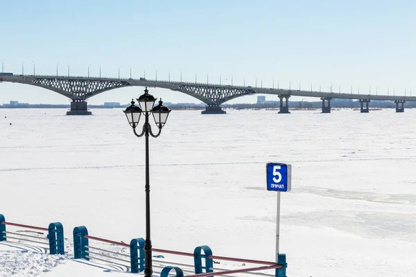 横跨伏尔加河的公路桥梁 萨拉托夫和恩格斯 俄罗斯之间的城市 冬春日 冰在河上 — 图库照片