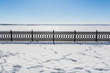 Rıhtımlar üzerinde metal çit. Kış günü.