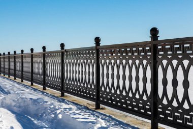 Rıhtımlar üzerinde metal çit. Kış günü.