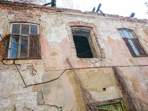 Distrutta Casa Dopo Incendio Vecchio Edificio Mattoni Con Finestre — Foto Stock