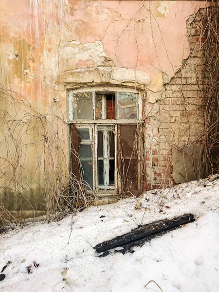 火の後の破壊された家 古いれんが造りの建物の窓 — ストック写真