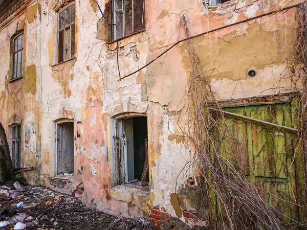 Distrutta Casa Dopo Incendio Vecchio Edificio Mattoni Con Finestre — Foto Stock