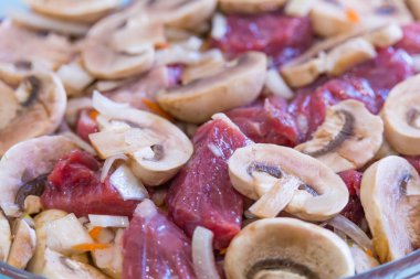 Mantar ve soğan sığır eti hazırlanması. Çiğ et.