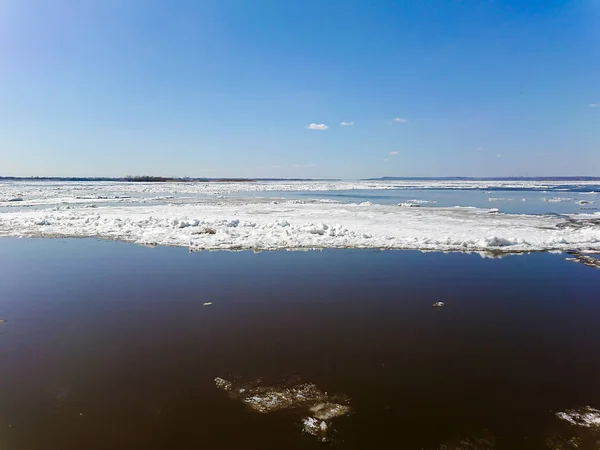 Dérive Glace Sur Rivière Printemps Embankment Dans Ville Saratov Journée — Photo