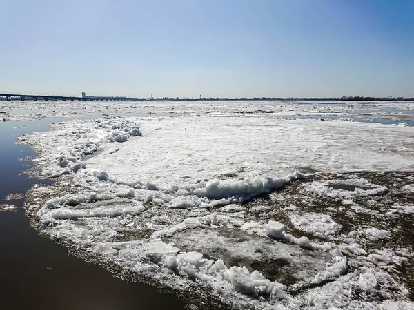 Jaře Řece Snáší Led Nábřeží Městě Saratov Slunečný Den Dubnu — Stock fotografie