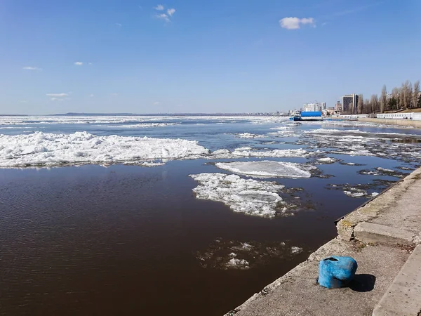 Gelo Deriva Rio Primavera Embankment Cidade Saratov Dia Ensolarado Abril — Fotografia de Stock