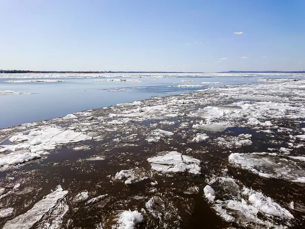 Baharda nehirde buz sürükleniyor. Saratov şehrindeki toprak seti. Nisan 'ın güneşli günü.