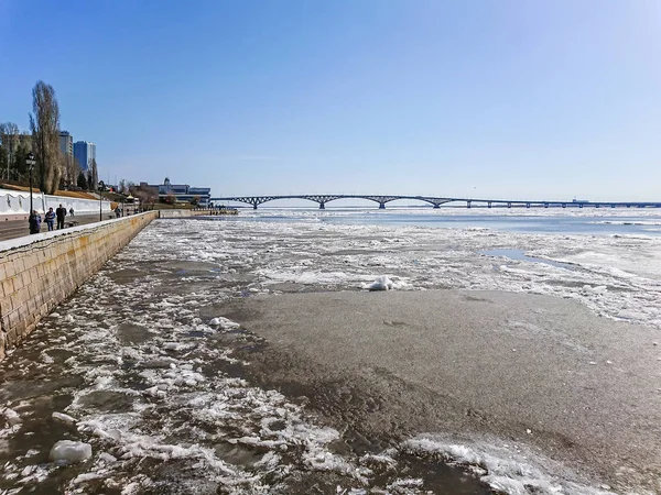 Silniční Most Přes Řeku Volhu Mezi Saratov Engels Rusko Ledová — Stock fotografie