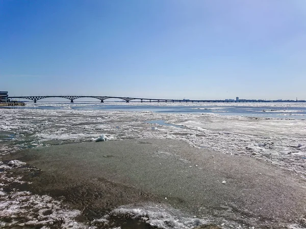 Ponte Rodoviária Sobre Rio Volga Entre Saratov Engels Rússia Gelo — Fotografia de Stock