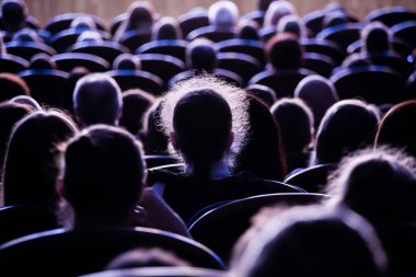 Seyirci tiyatro veya sinema. Çocuklar ve yetişkinler. Ful.