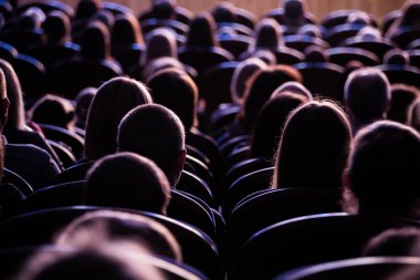 Seyirci tiyatro veya sinema. Çocuklar ve yetişkinler. Ful.