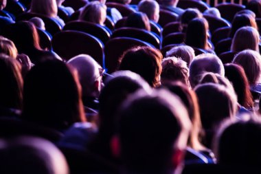 Seyirci tiyatro veya sinema. Çocuklar ve yetişkinler. Ful.