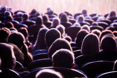 Seyirci tiyatro veya sinema. Çocuklar ve yetişkinler. Ful.