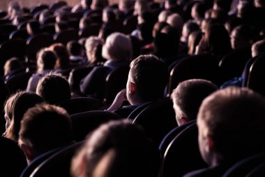 Seyirci tiyatro veya sinema. Çocuklar ve yetişkinler. Ful.