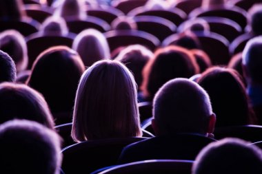 Seyirci tiyatro veya sinema. Çocuklar ve yetişkinler. Ful.