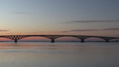Zaman atlamalı. Volga Nehri üzerinde şafak. Saratov şehirler ve Engels, Rusya arasındaki yolu köprüsü. Nisan ayı başlarında sabah.