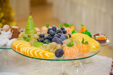 Çeşitli meyveler, tatlılar, tatil masasında hamur işleri. Yeni yıl ya da Noel.