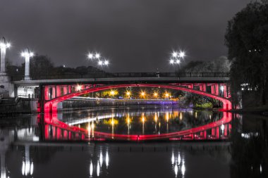 Kırmızı ışıklar bir köprü Tartu, Estonya