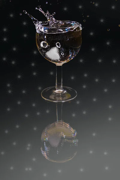 Лёд упал в бокал вина — стоковое фото
