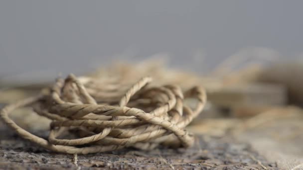 Stilleven van touwen, boards, jute en hooi in de oude houten tafel. — Stockvideo