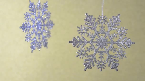 Brillante diamante bellissimi fiocchi di neve su uno sfondo giallo . — Video Stock