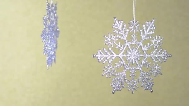 Diamant chatoyant beaux flocons de neige sur un fond jaune . — Video