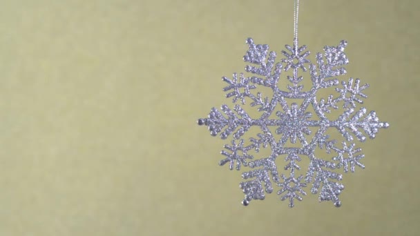 Mooie sneeuwvlokken op een gele achtergrond glinsterende diamant. — Stockvideo