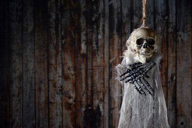 Darağacı ahşap zemin üzerinde korkunç iskelet