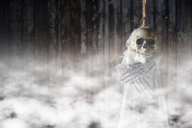 Kara duman bir arka plan üzerinde üzerinde korkunç iskelet.