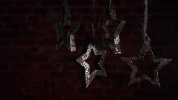Christmas garland of wooden star on a background of red bricks. — Stock video