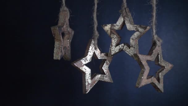 Guirlande de Noël d'étoiles en bois sur fond bleu foncé .