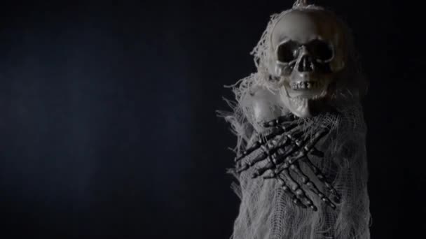 Ужасный скелет висит на темно-синем фоне . — стоковое видео
