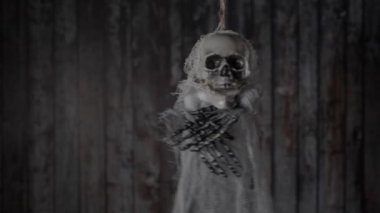 Darağacı ahşap zemin üzerinde korkunç iskelet.