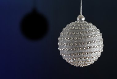 Güzel elmas Noel topu koyu mavi zemin üzerine.