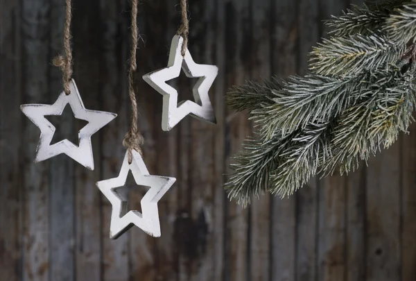 Kerst slinger van houten sterren op de achtergrond van de oude houten planken. — Stockfoto