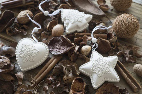 Életmód a száraz levelek és fehér karácsonyi játékok-a régi fa tábla. — Stock Fotó
