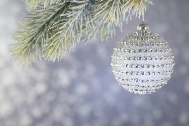 Gümüş arka plan bokeh güzel elmas Noel topu.