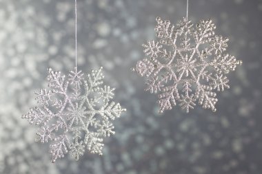 Gümüş arka plan bokeh üzerinde kar taneleri pırıl pırıl gümüş elmas.