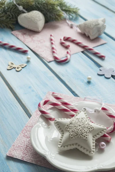 크리스마스 트리 장난감 사탕 지팡이 함께 아름 다운 푸른 나무 테이블에. — 스톡 사진