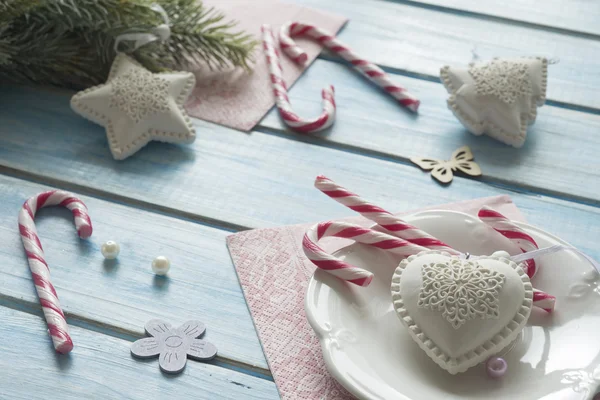 크리스마스 트리 장난감 사탕 지팡이 함께 아름 다운 푸른 나무 테이블에. — 스톡 사진