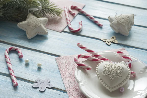 Kerstboom speelgoed met Candy Cane op een mooie blauwe houten tafel. — Stockfoto