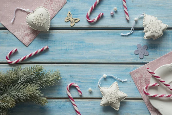 Christmas tree játékok, Candy Cane egy gyönyörű kék fa tábla. — Stock Fotó