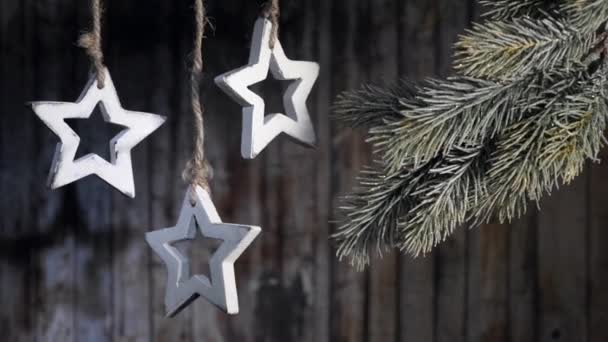 Рождественская гирлянда из деревянных звезд на фоне старых деревянных досок . — стоковое видео
