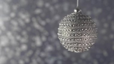 Gümüş arka plan bokeh güzel elmas Noel topu.