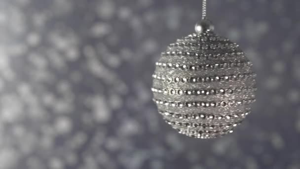 Bela bola de Natal de diamante em um fundo de prata bokeh . — Vídeo de Stock