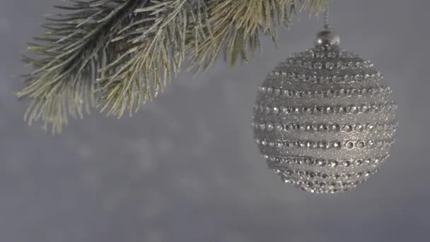 銀の背景のボケ味の美しいダイヤモンド クリスマス ボール. — ストック動画