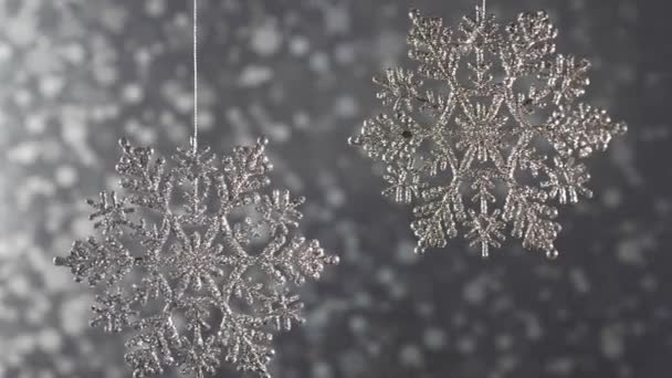 Flocos de neve brilhantes de diamante de prata em um fundo de prata bokeh . — Vídeo de Stock