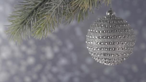 Прекрасний діамантовий різдвяний м'яч на срібному фоні боке . — стокове відео
