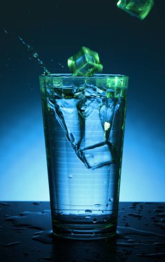 Güzel sıçrama buzla kokteyl. Bir kokteyl ile damalı yönlü cam.