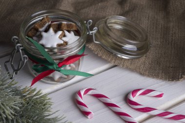 Cam Kavanoz Noel kurabiyeleri ve şekerler bir beyaz ahşap tablo.